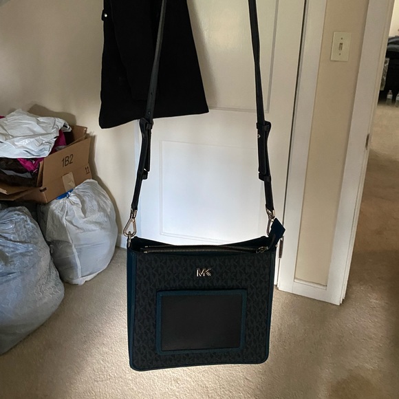 MK Michael Kors crossbody brand new; never used w/original packaging - Picture 4 of 4